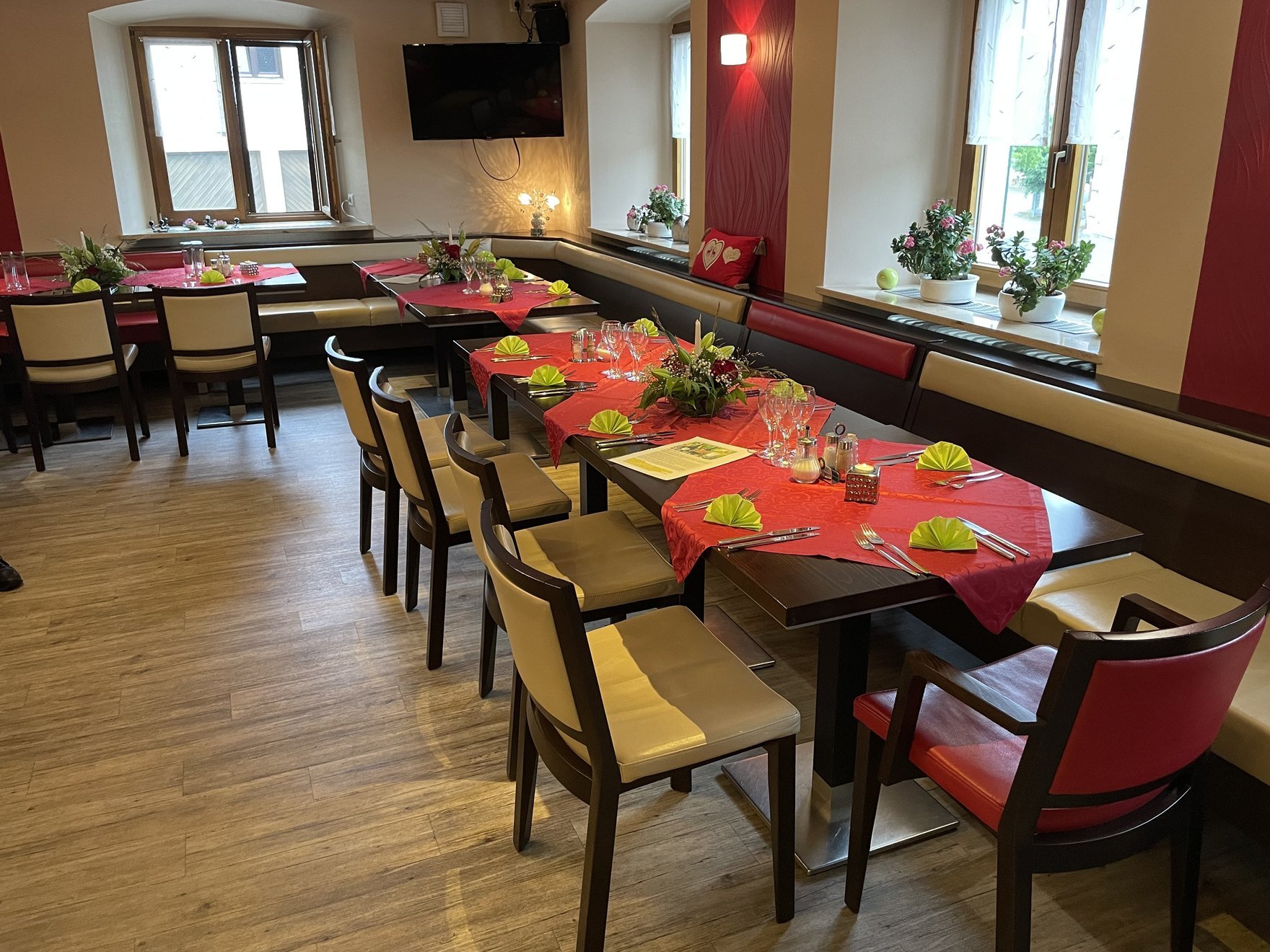 Feier im Nebenzimmer mit Buffet - Tischdeko