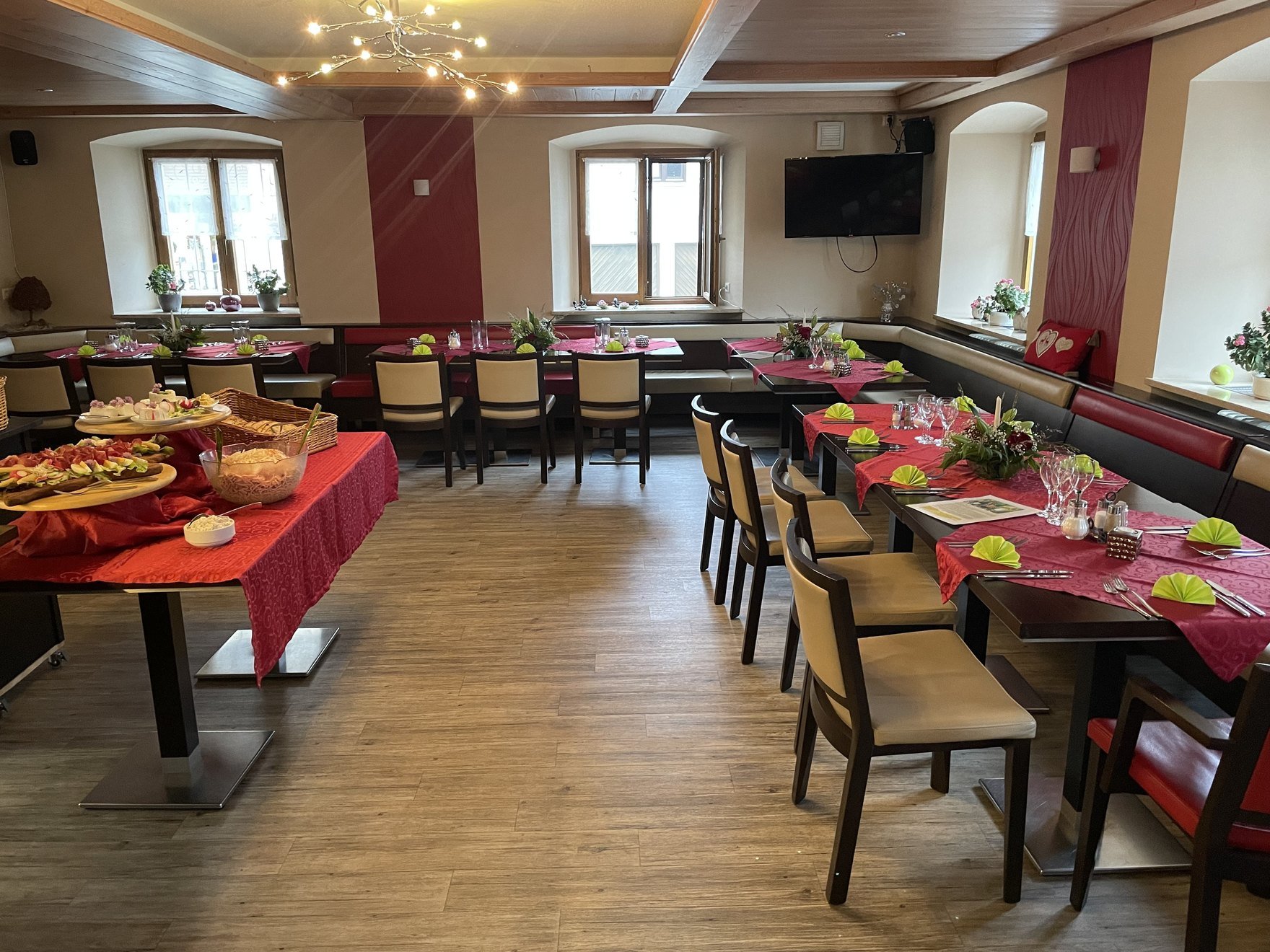Feier im Nebenzimmer mit Buffet - Übersicht