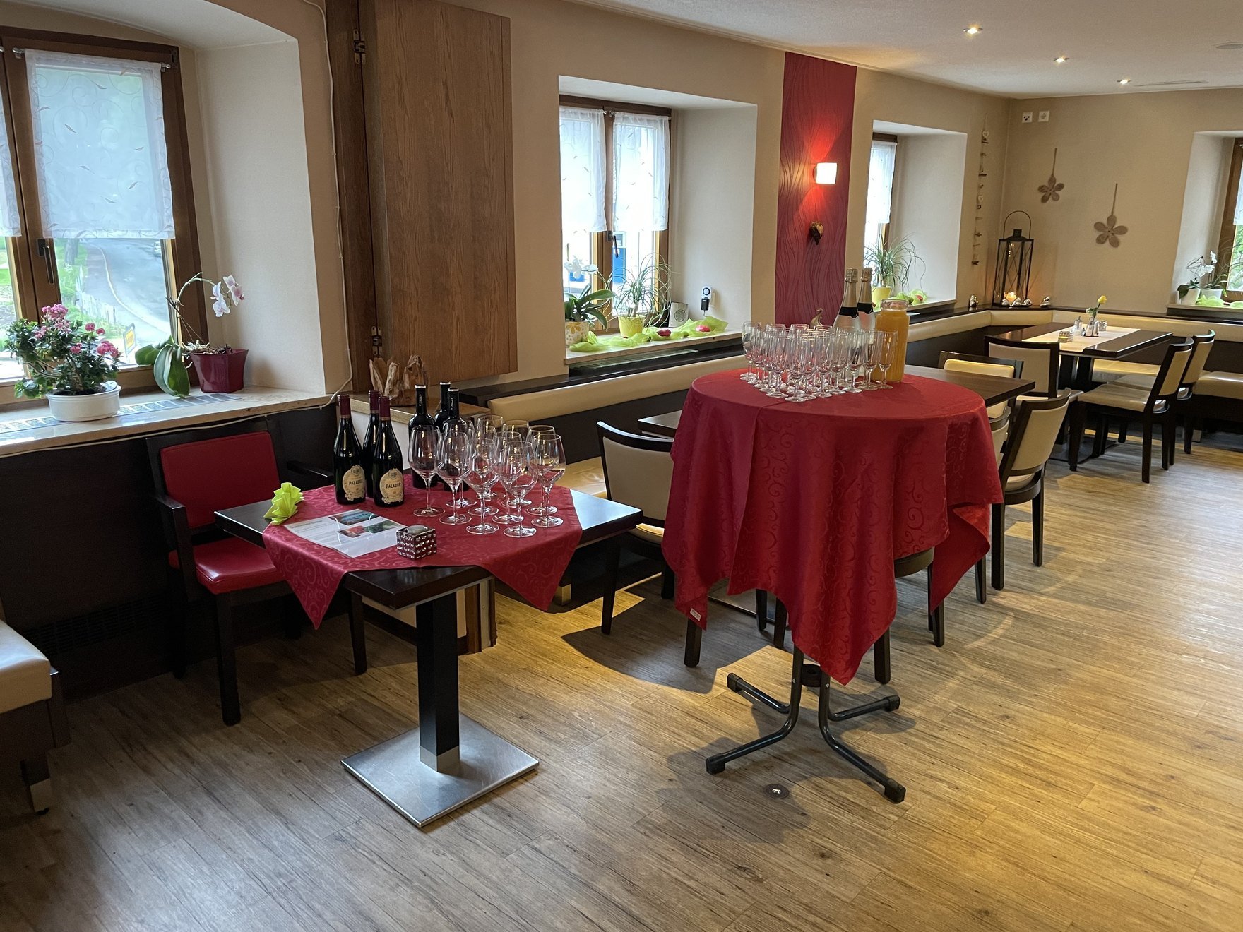 Feier im Nebenzimmer mit Buffet - Sektempfang